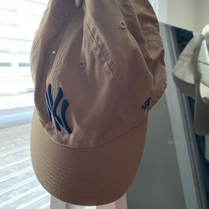 47’ Brand, Yankees hat